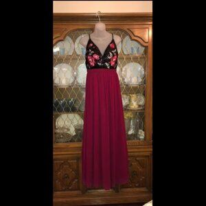 Soieblu Maxi Embroidered Roses Evening Gown Prom Dress size M
